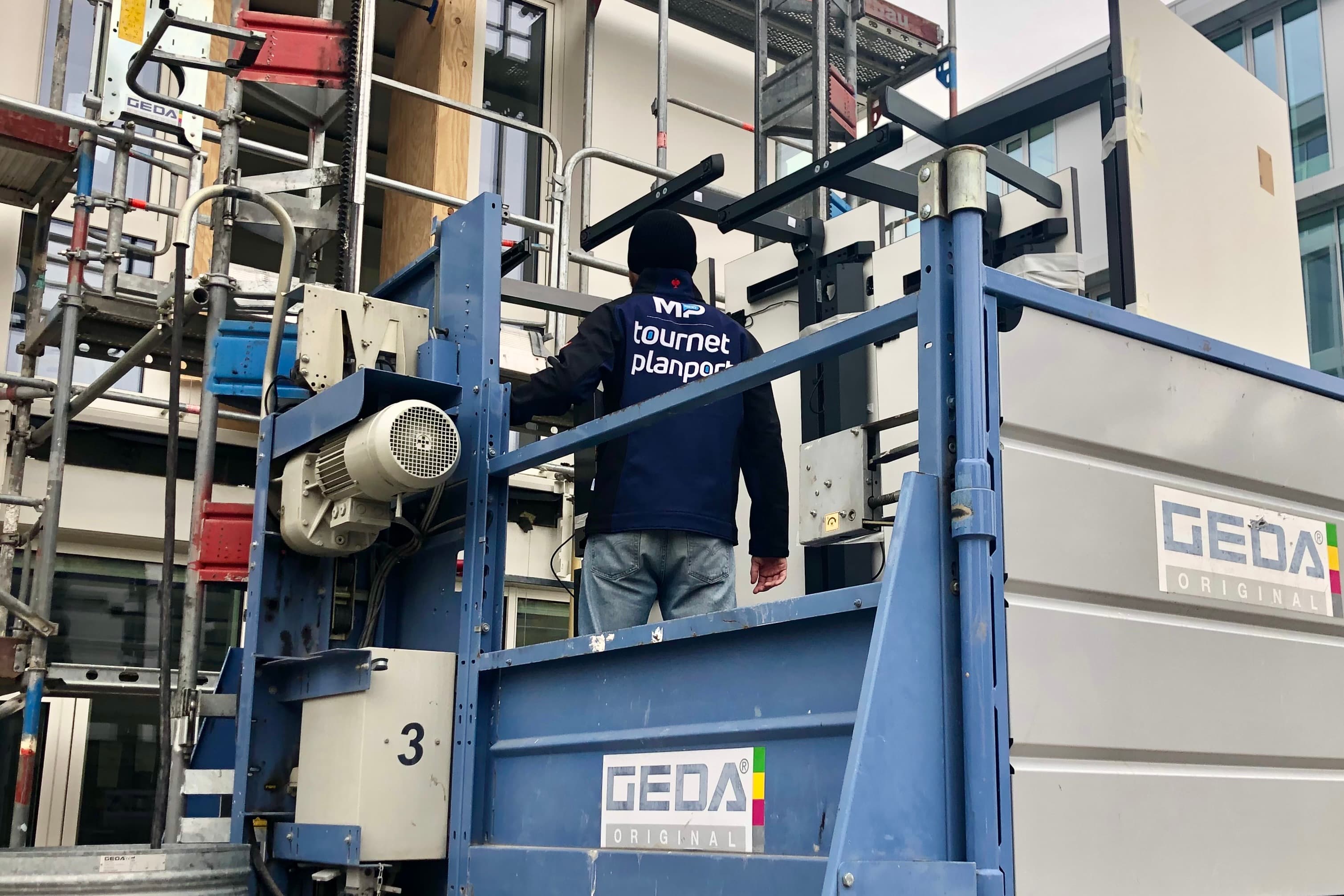 planport Mitarbeiter bedient einen Bauaufzug