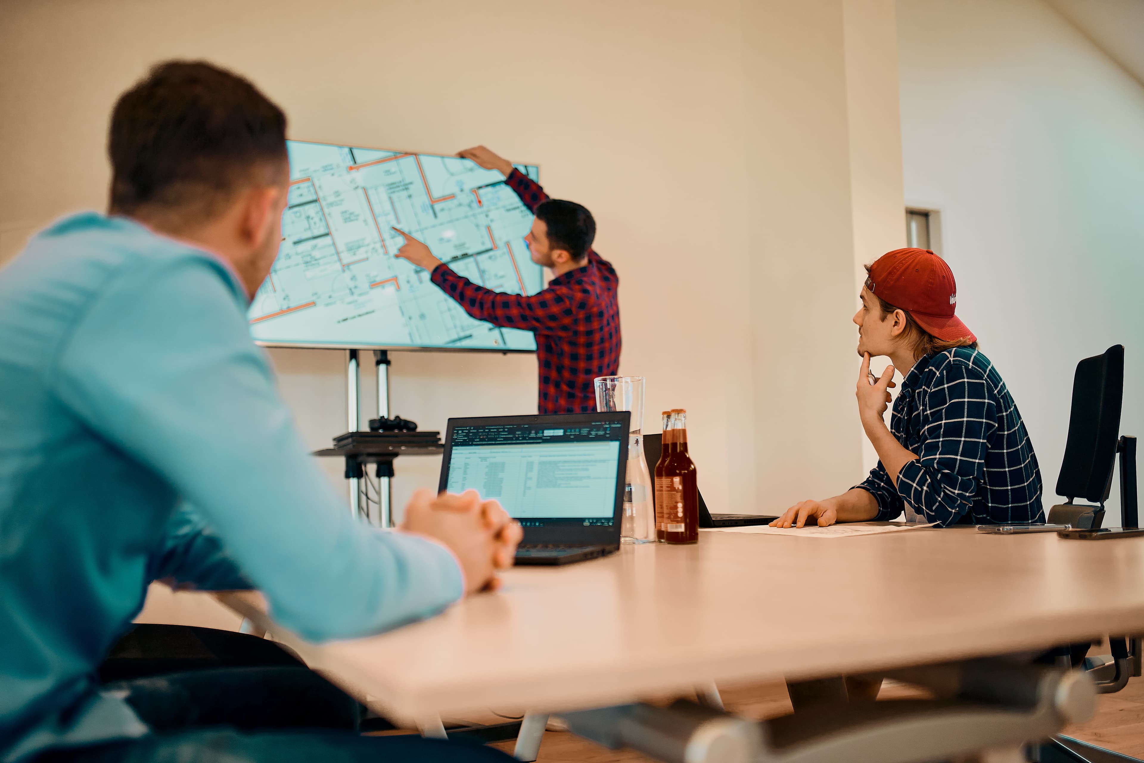Detailplanung im Meetingraum